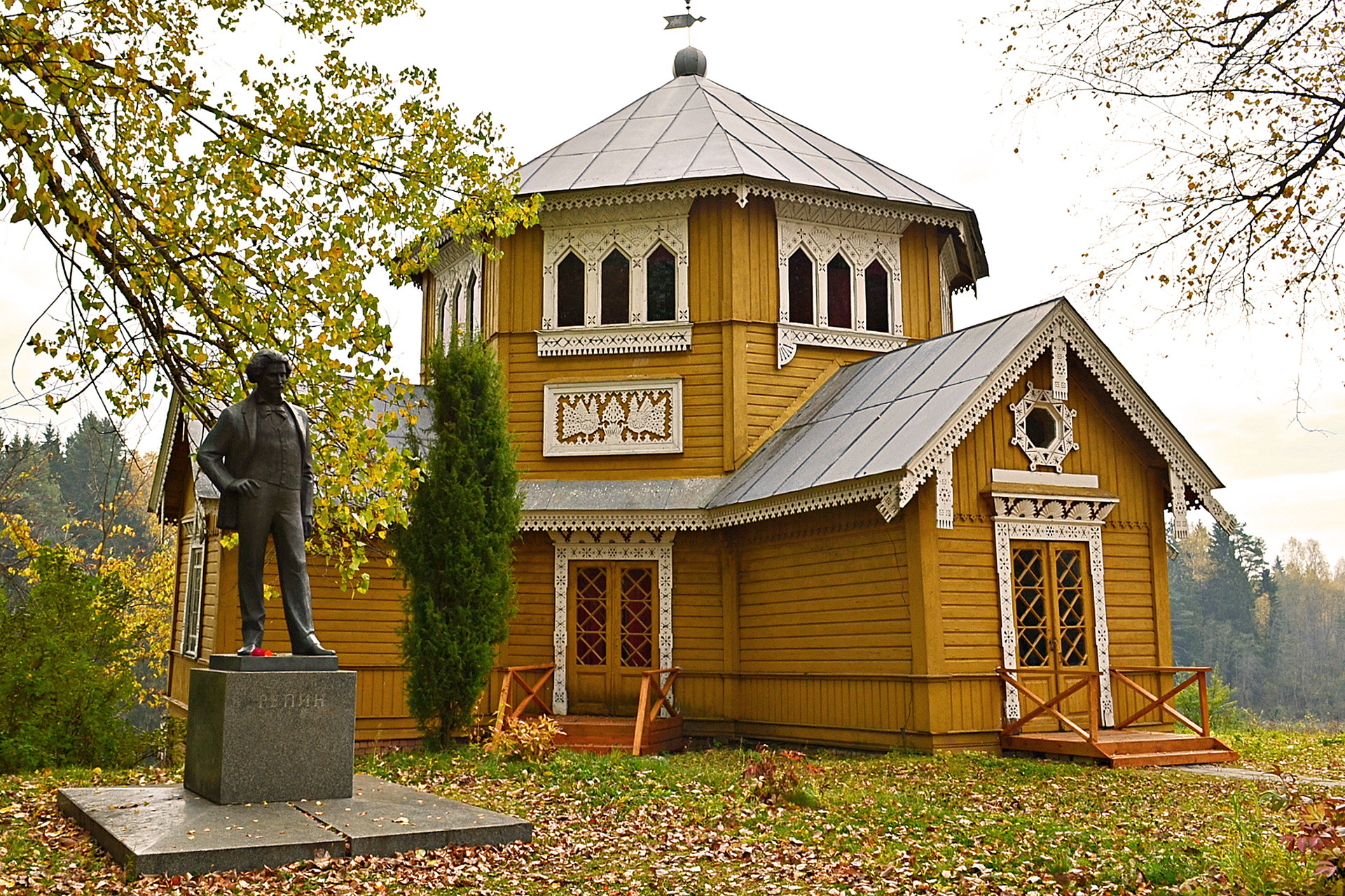 Repin-Denkmal am Parkhäuschen der Künstler-Datscha bei Wyschnij Wolotschok