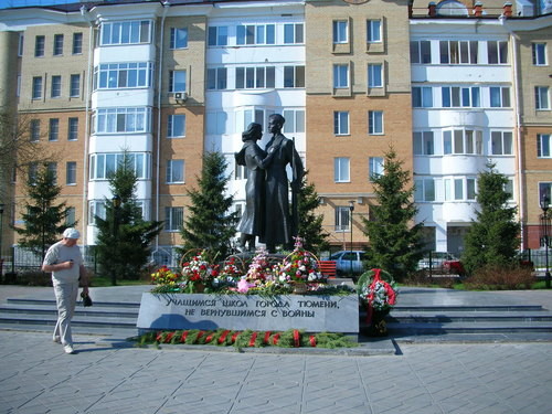 Spomenik padlim sovjetskim borcem iz tjumenskih šol