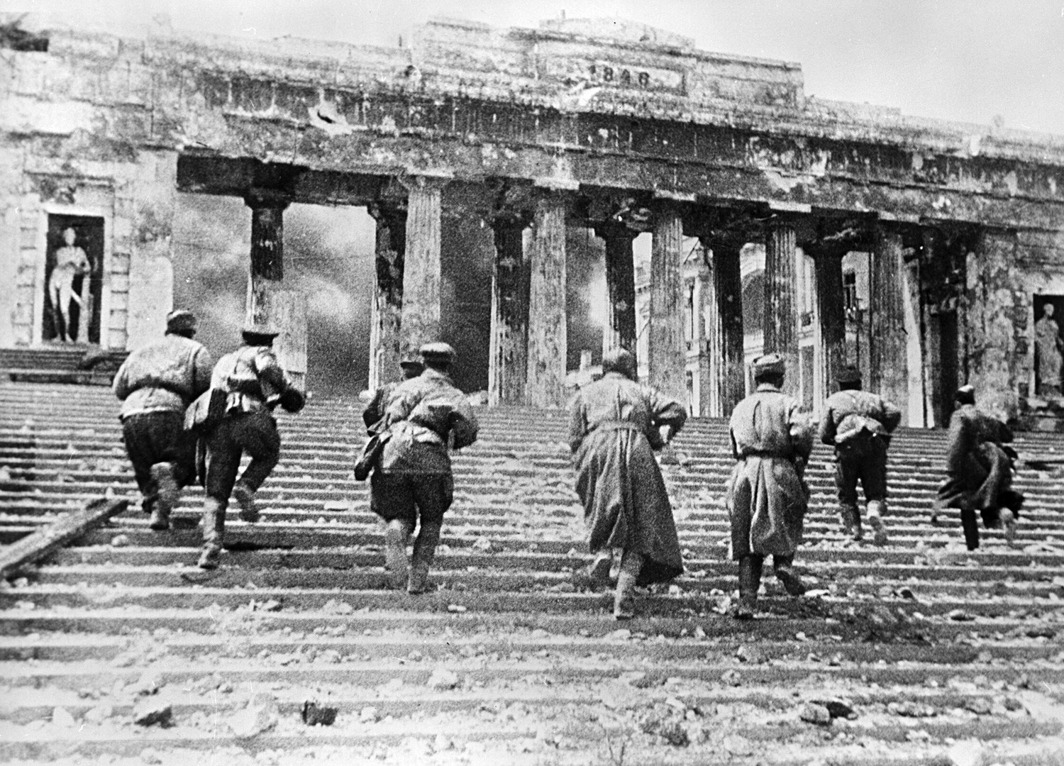 Soldados soviéticos luchan en el muelle de Grafskaia (Sebastopol).