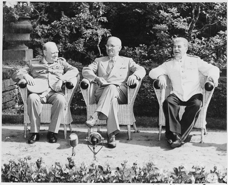 WInston Churchill, Harry Truman in Josif Stalin na potsdamski konferenci julija 1945.