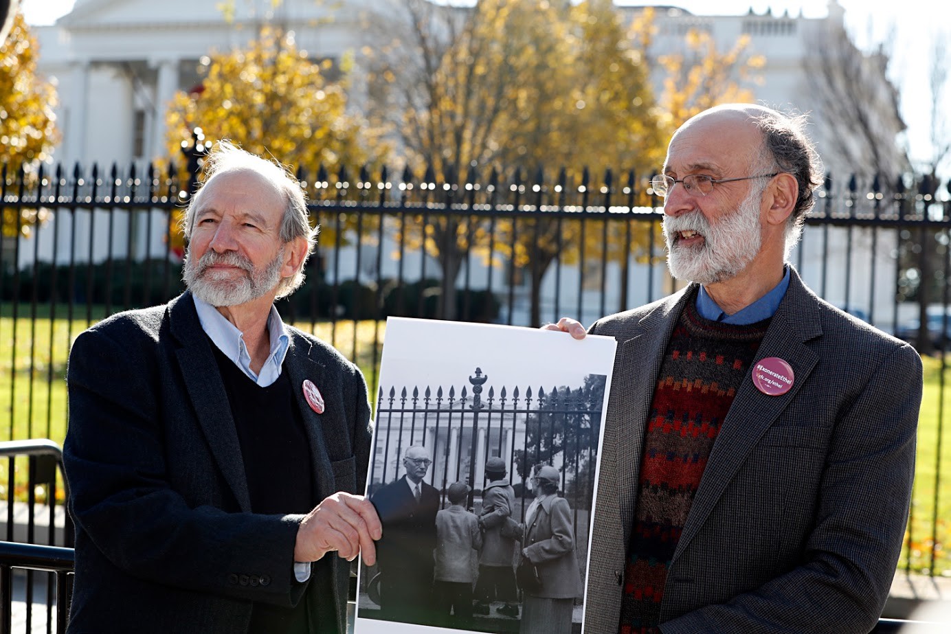 Michael in Robert Meeropol, sinova Ethel Rosenberg, pozirata podobno kot na stari fotografiji pred Belo hišo leta 2016, ko sta predsednika Obamo pozvala k rehabilitaciji njune matere.