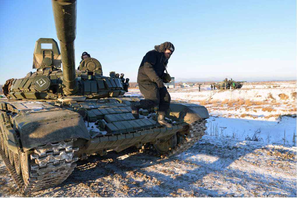 T-80 med demonstracijo na poligonu Čebarkulj.