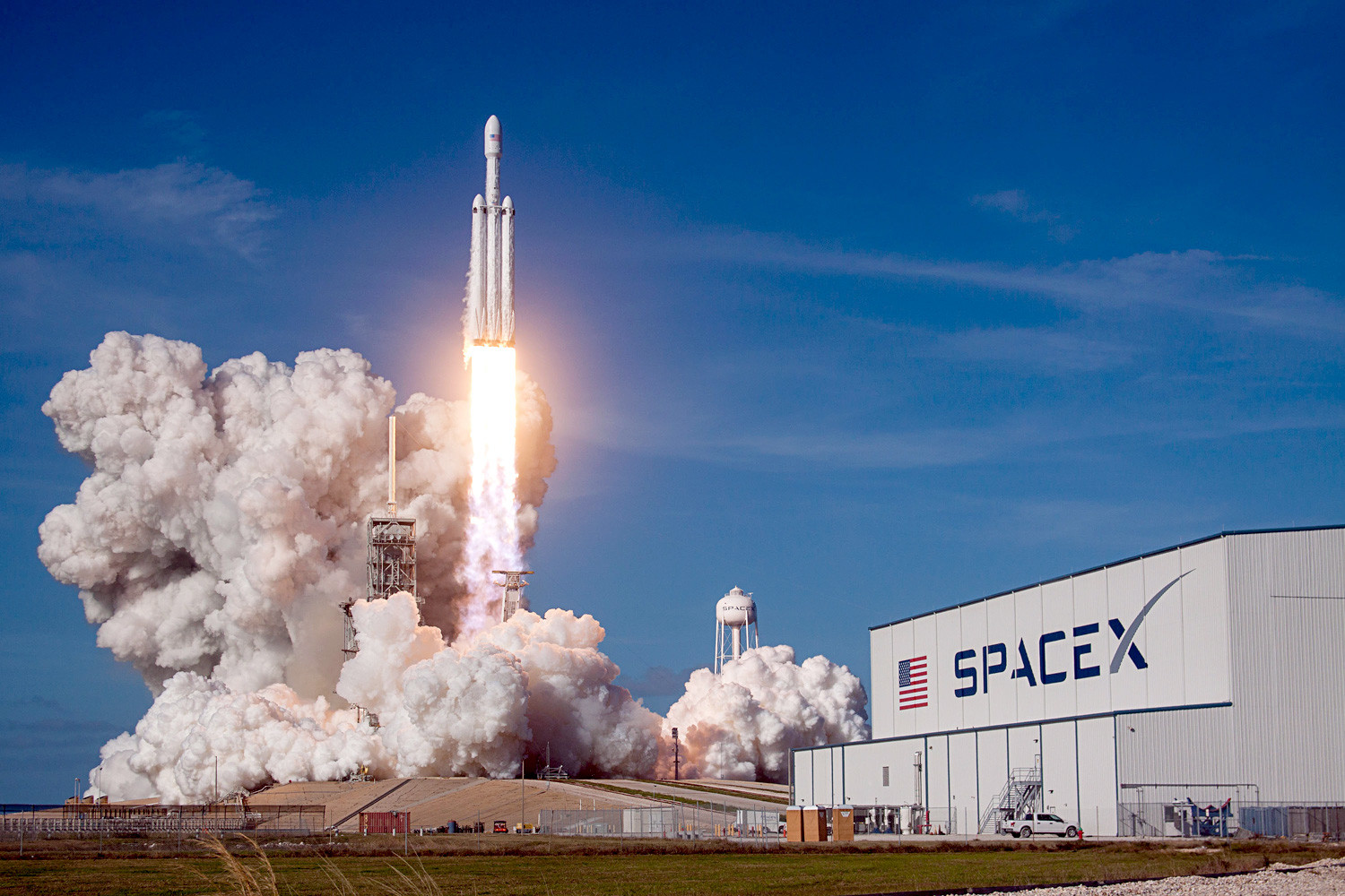 Тешка ракета SpaceX Falcon полеће са пробним корисним теретом у космос са стартног полигона 39А у космичком центру „Кенеди“. 6. фебруар 2018, Кејп Канаверал (Флорида, САД).