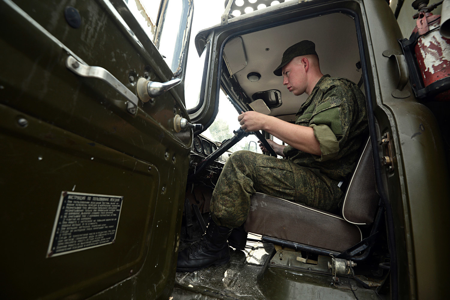 Vozač kamiona na objektu u Novosibirsku koji služi za pohranu vojne tehnike, tehničko opsluživanje i remont. Ovaj objekt će biti kamp za zbor rezervista.

