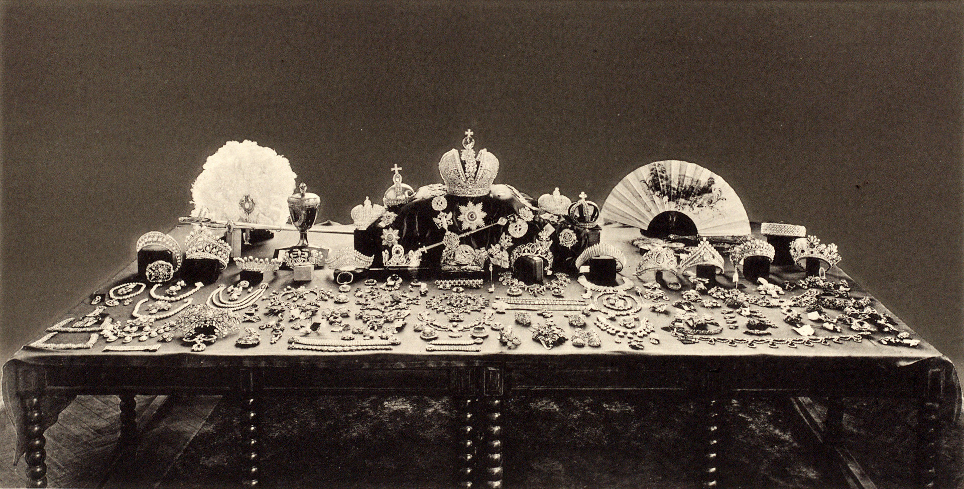 Foto clicada em 1925 mostrando a coleção russa de joias. 