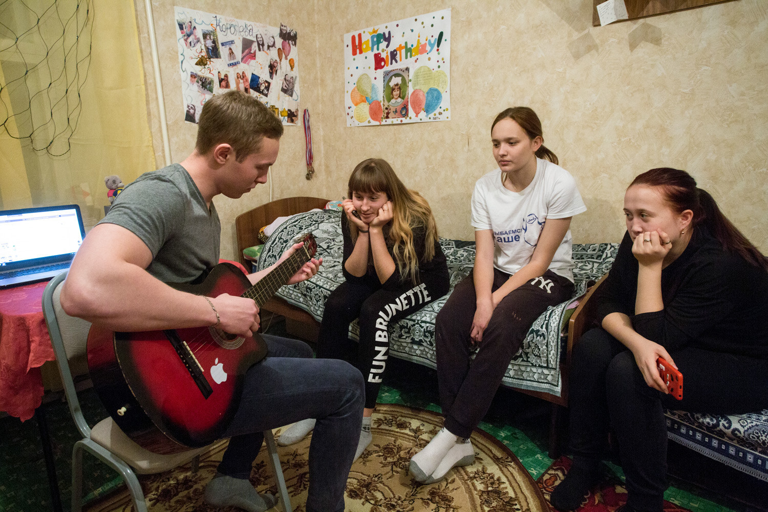 Estudantes no alojamento da Universidade Agrária de Omsk. 