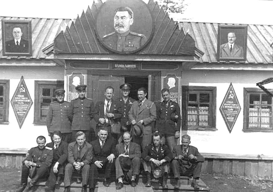Волас са водичима из Народног комесаријата за унутрашње послове, мај 1944.