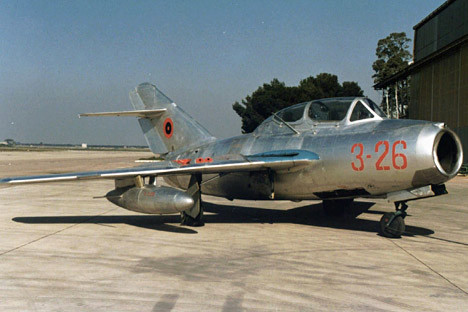 Албански МиГ-15 на италианско военно летище, 5 март 1997 г.