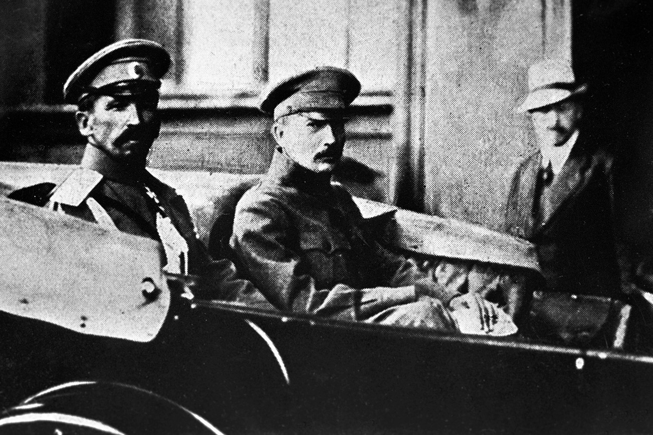Jenderal Kornilov dan Boris Savinkov, pemimpin Partai Sosialis Revolusioner.