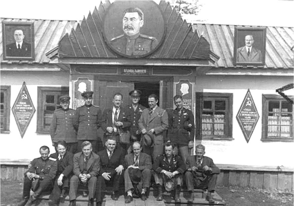 Wallace s svojimi NKVD vodiči 1944.