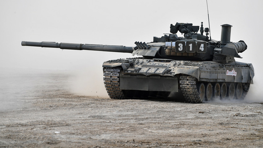 Tenk T-80 se može vidjeti za vrijeme demonstracije suvremenog i perspektivnog naoružanja na Međunarodnom vojno-tehničkom forumu 