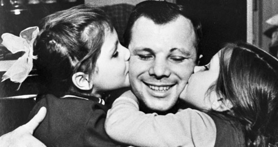 Iouri Gagarine avec ses filles Lena, à gauche, et Galia, à droite