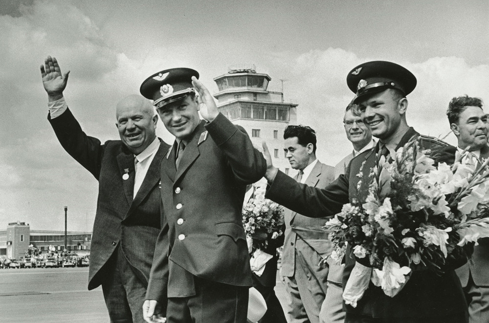 Nikita Khrouchtchev à gauche et Iouri Gagarine à droite