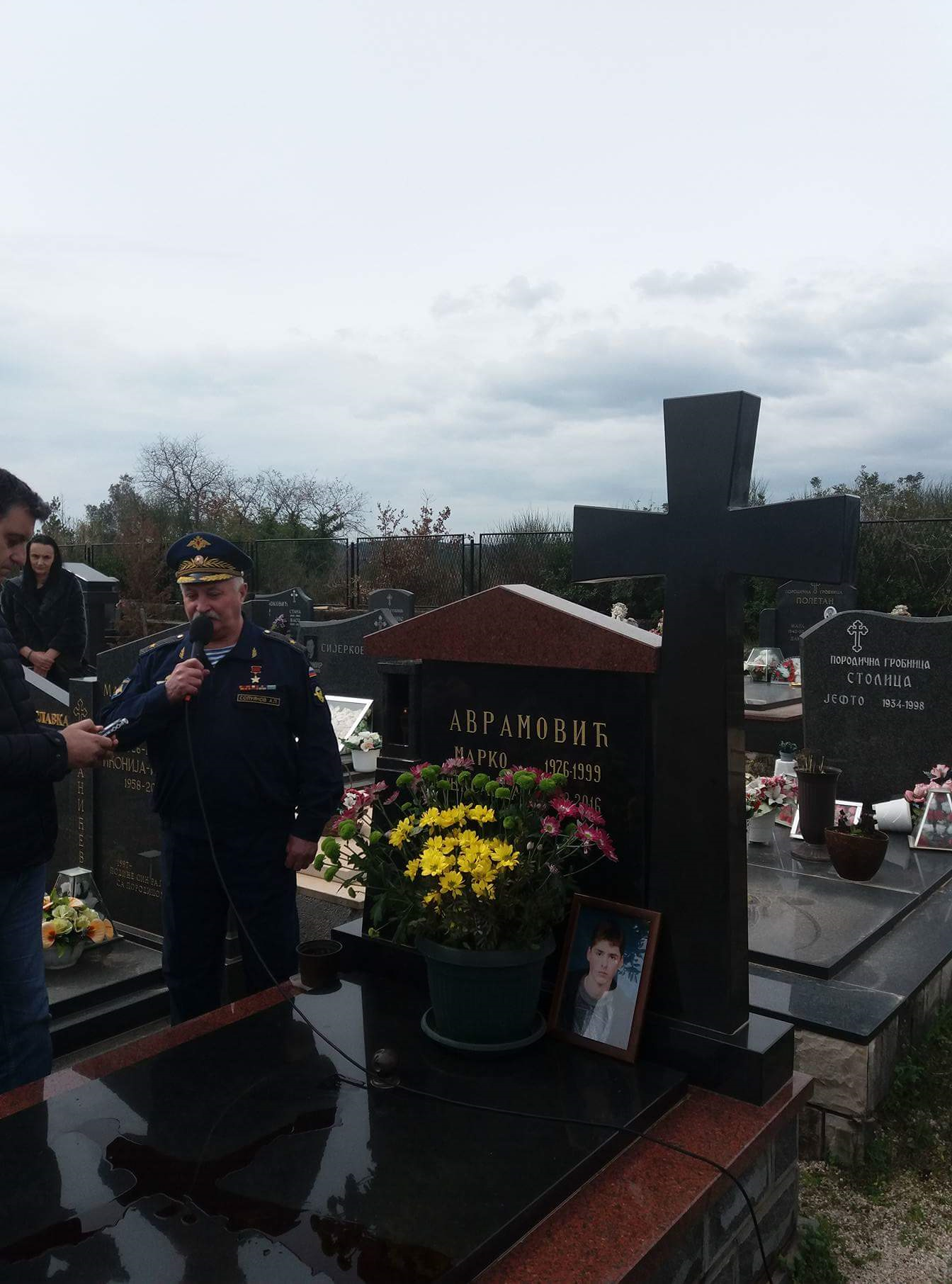 Са гроба палог хероја Марка Аврамовића у Тивту