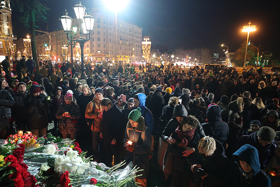 People attend an event in memory of the Kemerovo shopping mall fire victims in Pushkin Square.