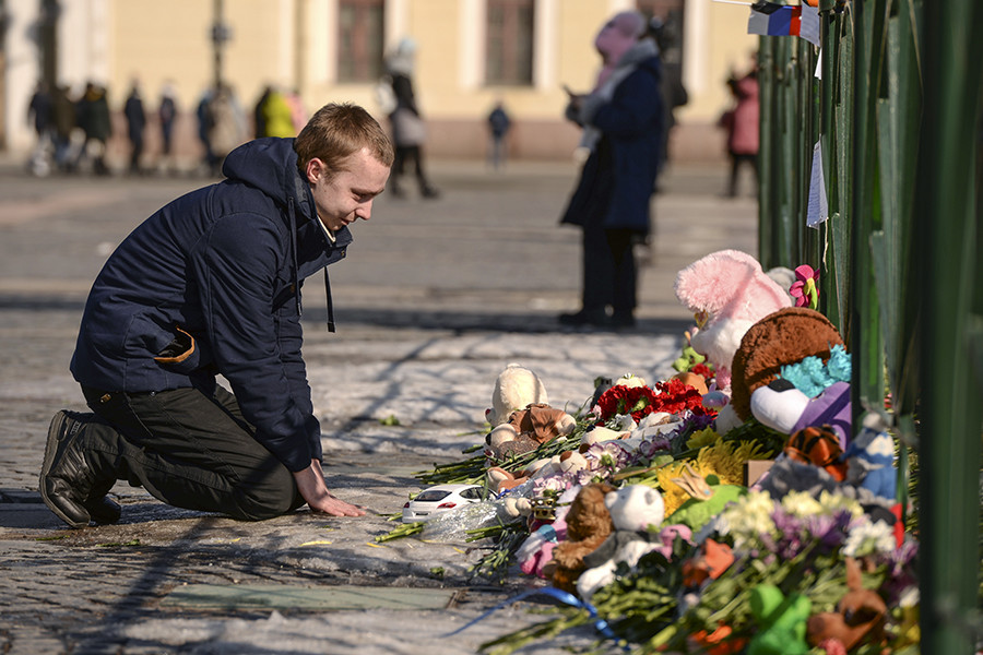 Fiori e giocattoli in piazza Dvortsovaya a San Pietroburgo per le vittime della strage