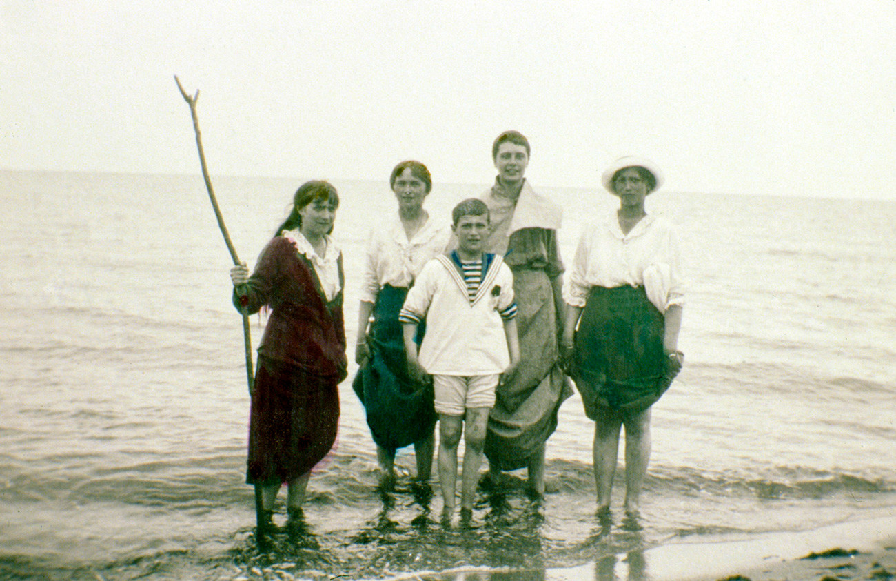 Dari kiri ke kanan: Anastasia, Olga, Alexei, teman Olga Margarita Khitrovo, dan Maria.
