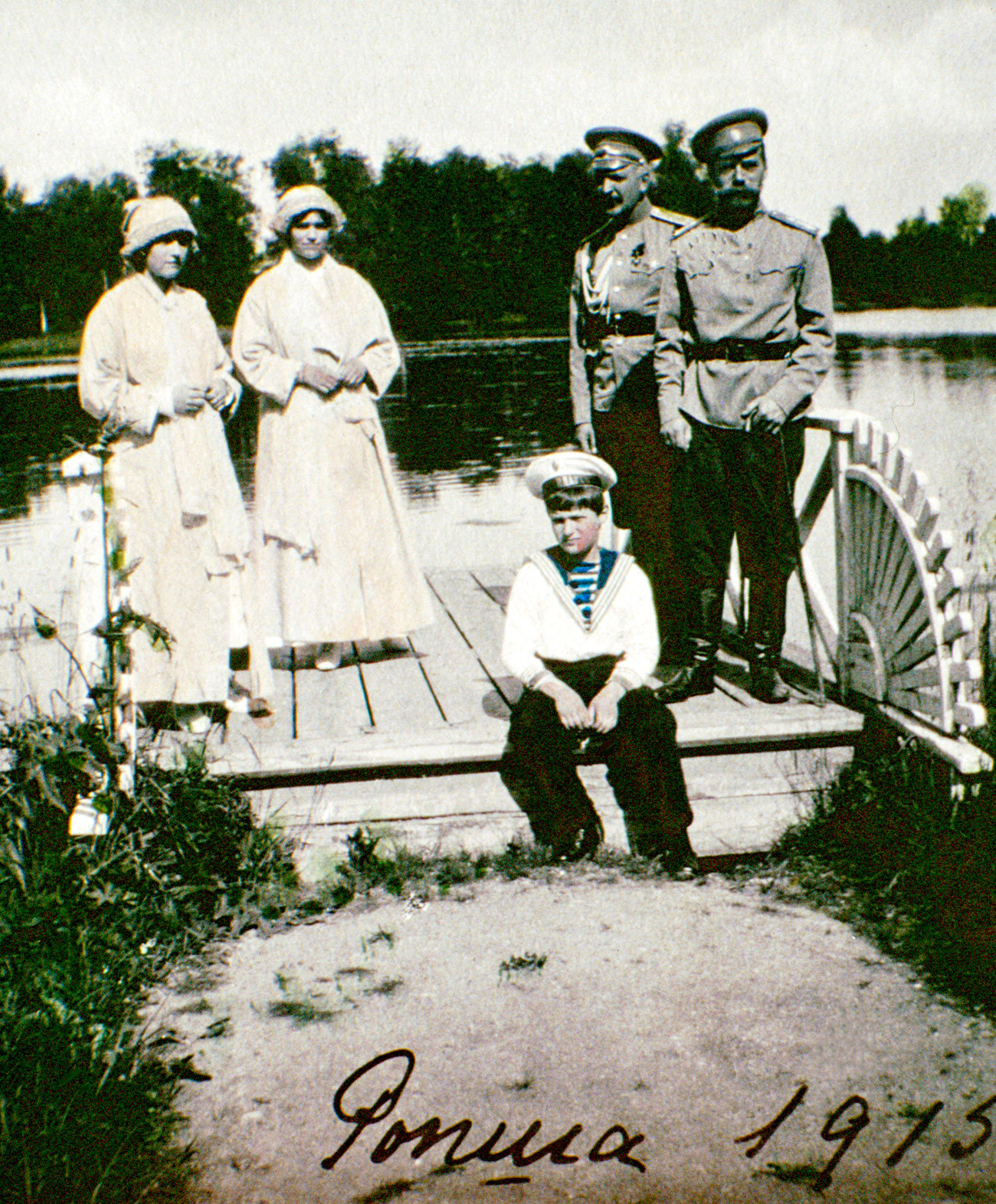Anastasia, Maria, Alexei, Tsar Nikolay II dan Nikolai Sablin, seorang anggota AL Kekaisaran Rusia, pada 1915 di Ropsha, lokasi favorit keluarga kerajaan untuk berburu dan memancing, 20 km di selatan Peterhof.