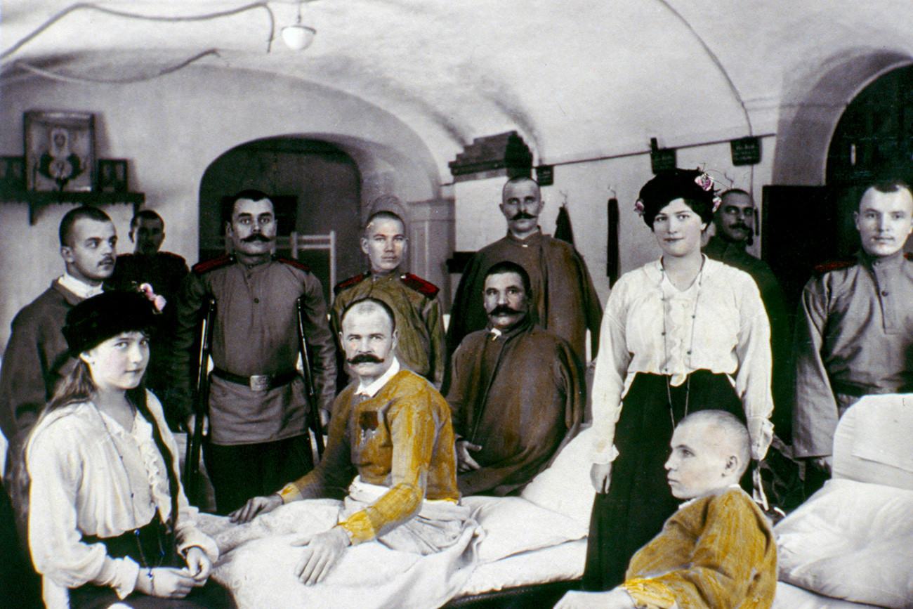 Anastasia dan Maria mengunjungi tentara yang terluka di rumah sakit pada Perang Dunia I.