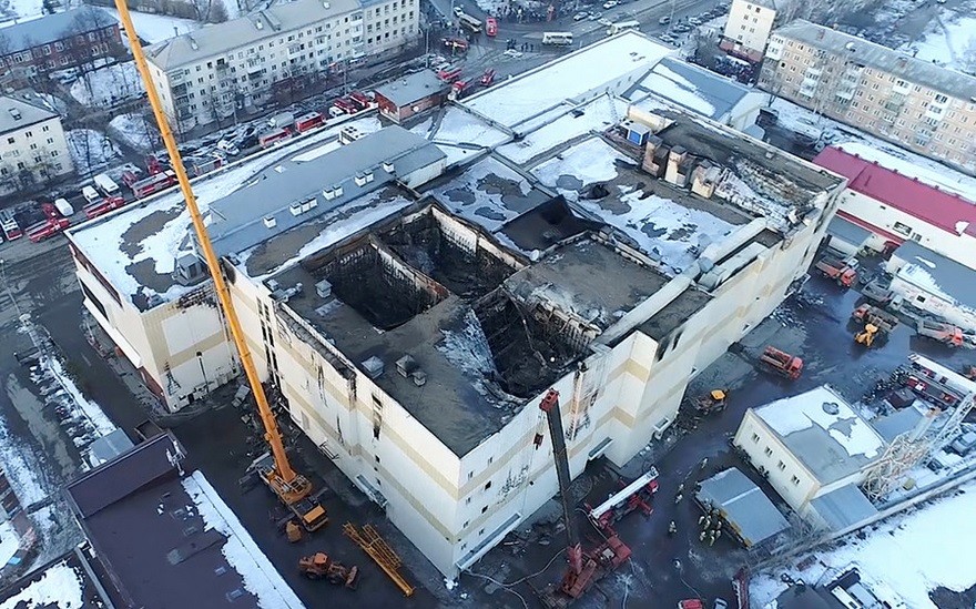 Trgovski center Zimnjaja višna po uničujočem požaru, ki je ubil 64 ljudi.