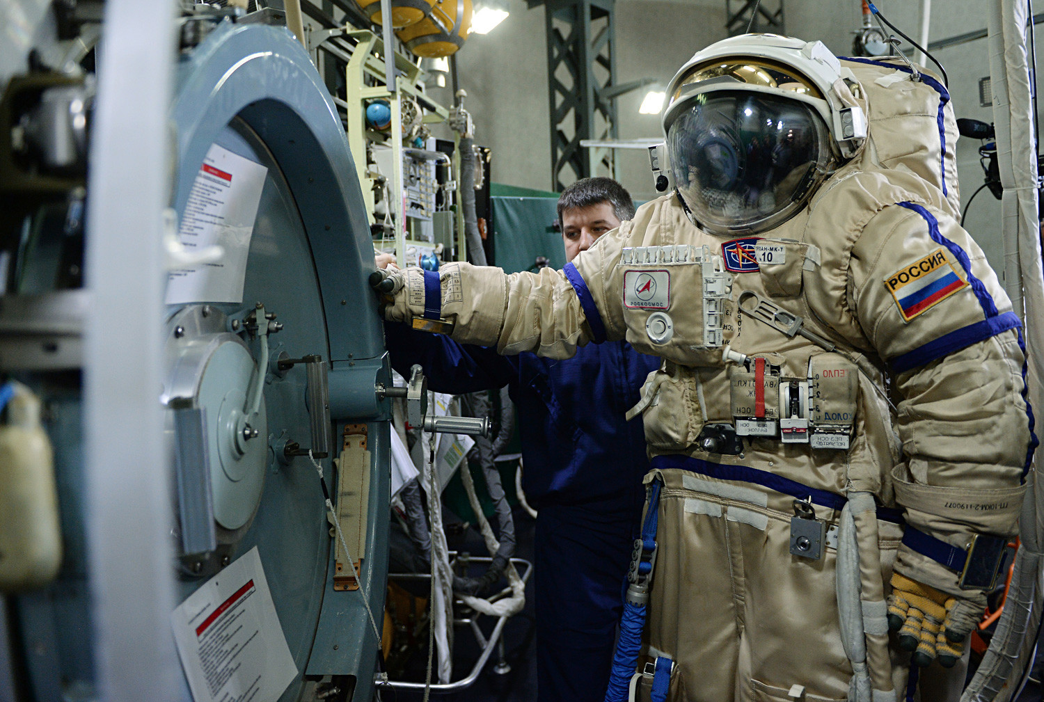 Escotilha de saída VL-1 de um dos módulos da ISS (estação espacial internacional, na sigla em inglês) e traje espacial russo para voos espaciais Orlan MK no Centro de Treinamento de Cosmonautas Iúri Gagárin. 