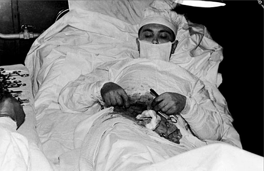 Rogozov durante autocirurgia na estação soviética na Antártica