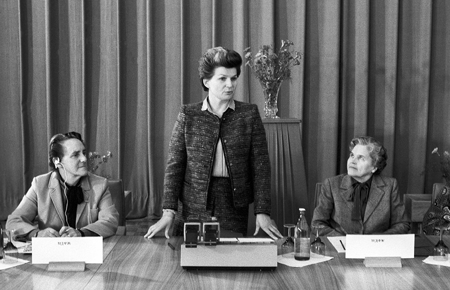 A primeira mulher a viajar ao espaço, Valentina Terechkova (centro), era um modelo para muitas mulheres soviéticas
