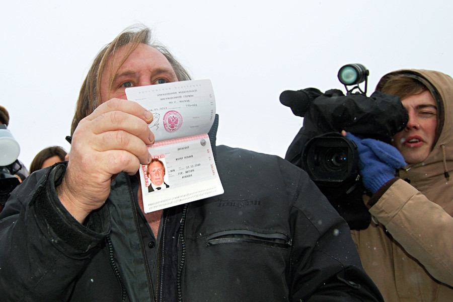 Gérard Depardieu avec son passeport russe