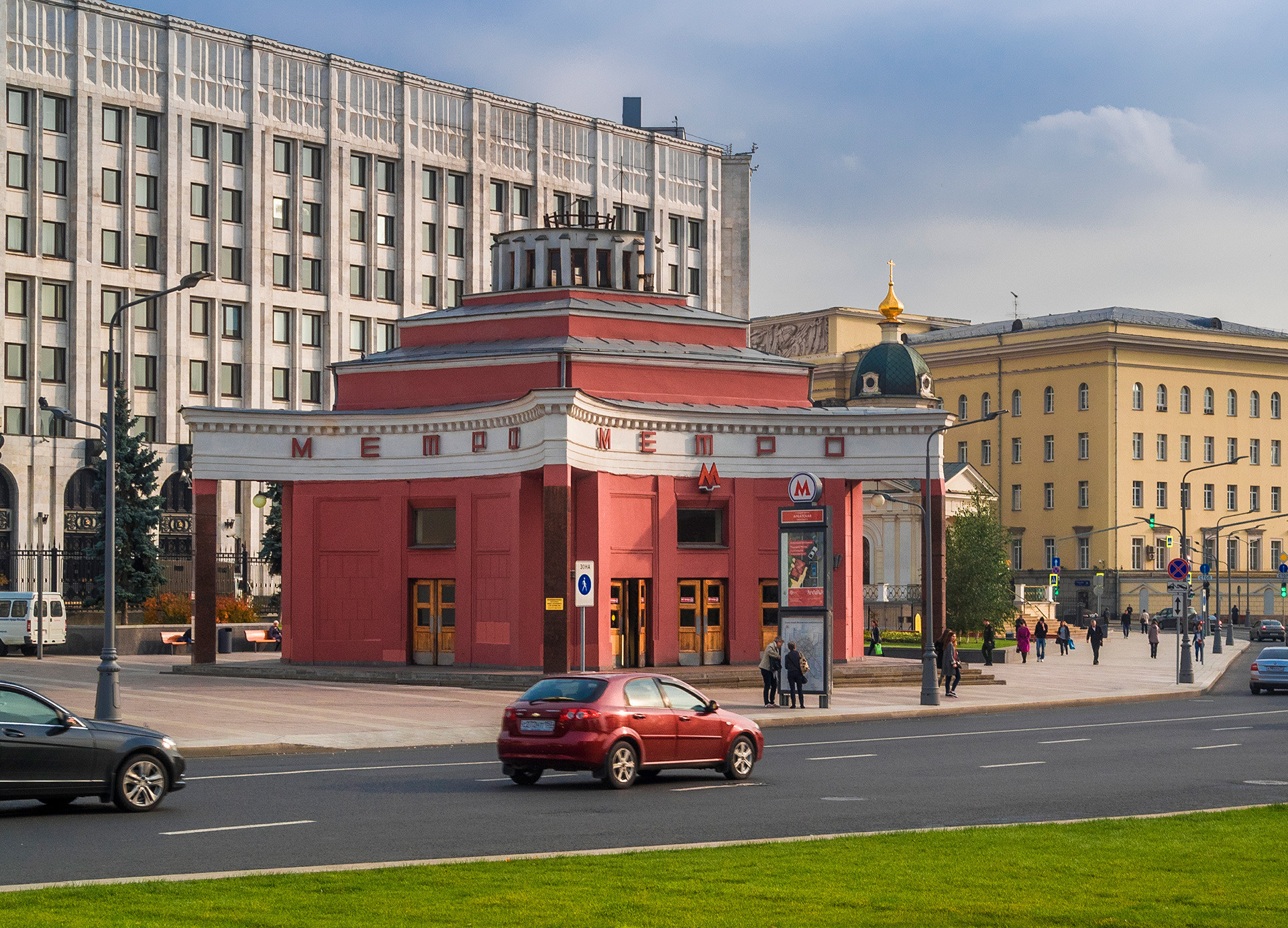 The entrance to 'Arbatskaya' station of Line 4. Architect L. Teplitsky, 1935.