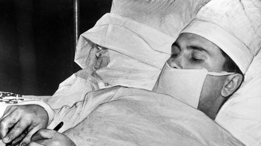 Докторот Леонид Рогозов за време на операцијата