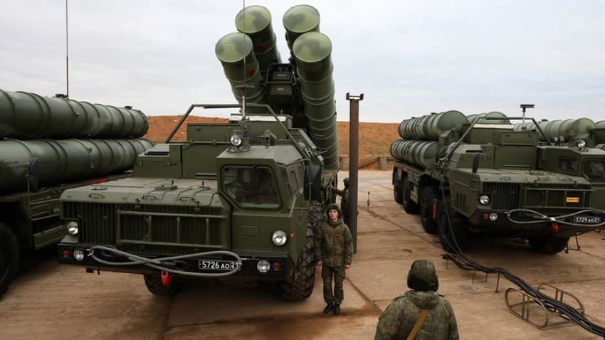Raketni sistemi protiletalske in protiraketne obrambe S-400 Triumf raketnega polka Južnega vojaškega okrožja Oboroženih sil Ruske federacije na bojnem dežurstvu.