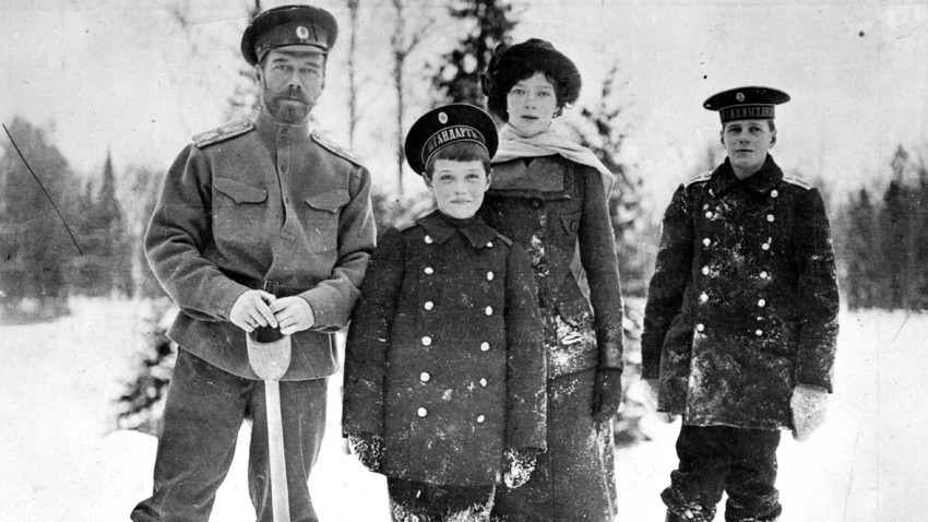 "Царевич Алексей рядко може да придружава роднините си в активностите на открито. На тази снимка от 1915 г. тъкмо се възстановява от хемофилия, която оставя единия му крак парализиран"/#Romanovs100