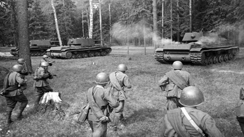 Las tropas soviéticas siguen los tanques KV. El Frente Occidental. 13 de mayo de 1942.