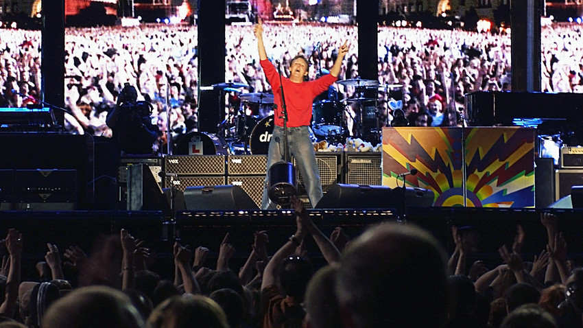 Paul McCartney actúa por primera vez en la Plaza Roja de Moscú, el 24 de mayo de 2003.