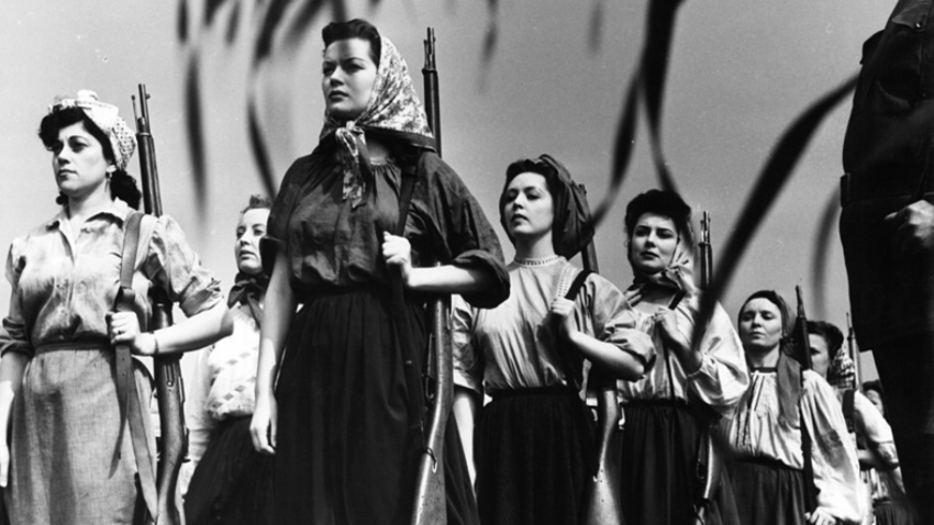 Hazel Brooks vodi ženski partizanski odred v sceni iz filma Pesem o Rusiji, 1944.