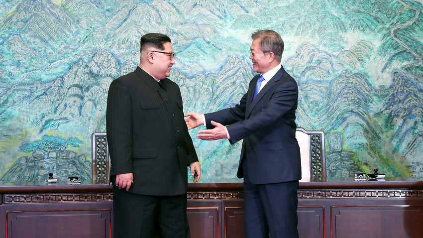 South Korean President Moon Jae-in gestures to North Korean leader Kim Jong Un April 27, 2018. Russia welcomes the peace initiative between the two states.