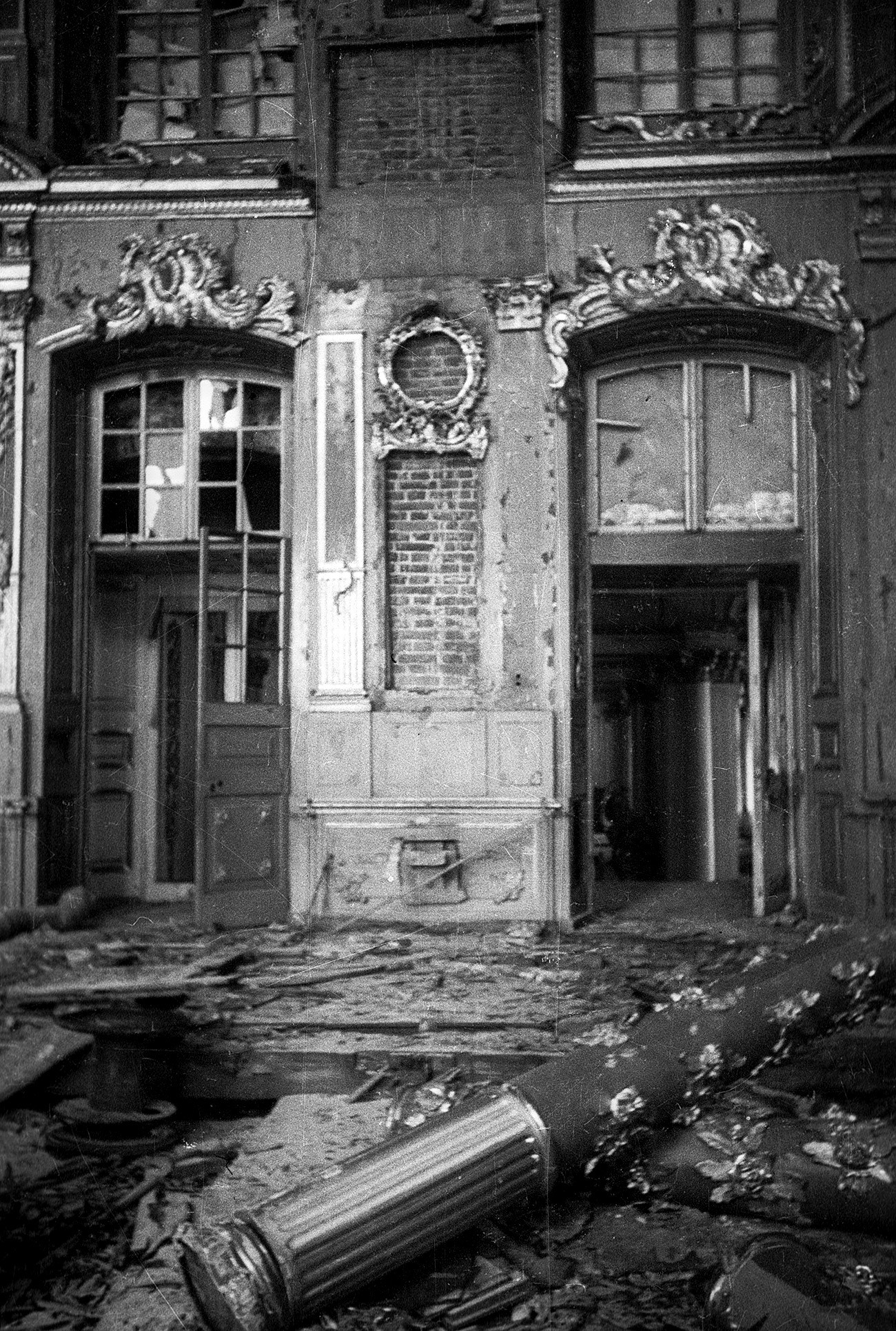 Istana Ekaterina di Pushkin dirusak oleh penjajah Nazi Jerman, 1945.
