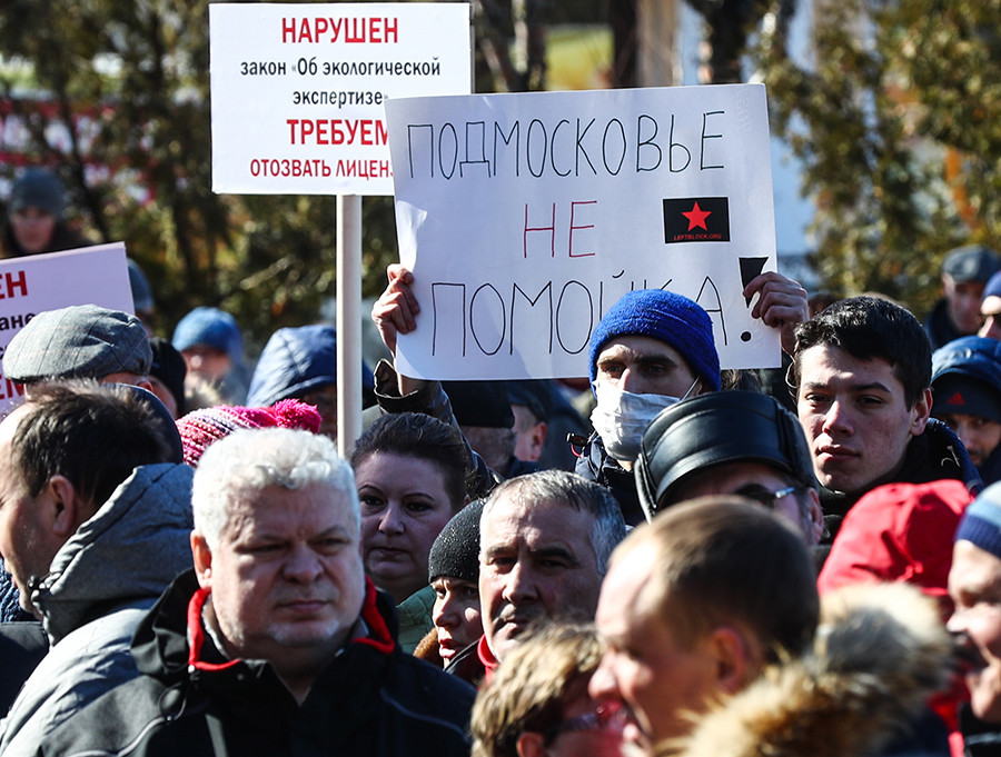 People take part in a protest demanding the closure of the Yadrovo solid waste landfill in Volokolamsk, Moscow Region.