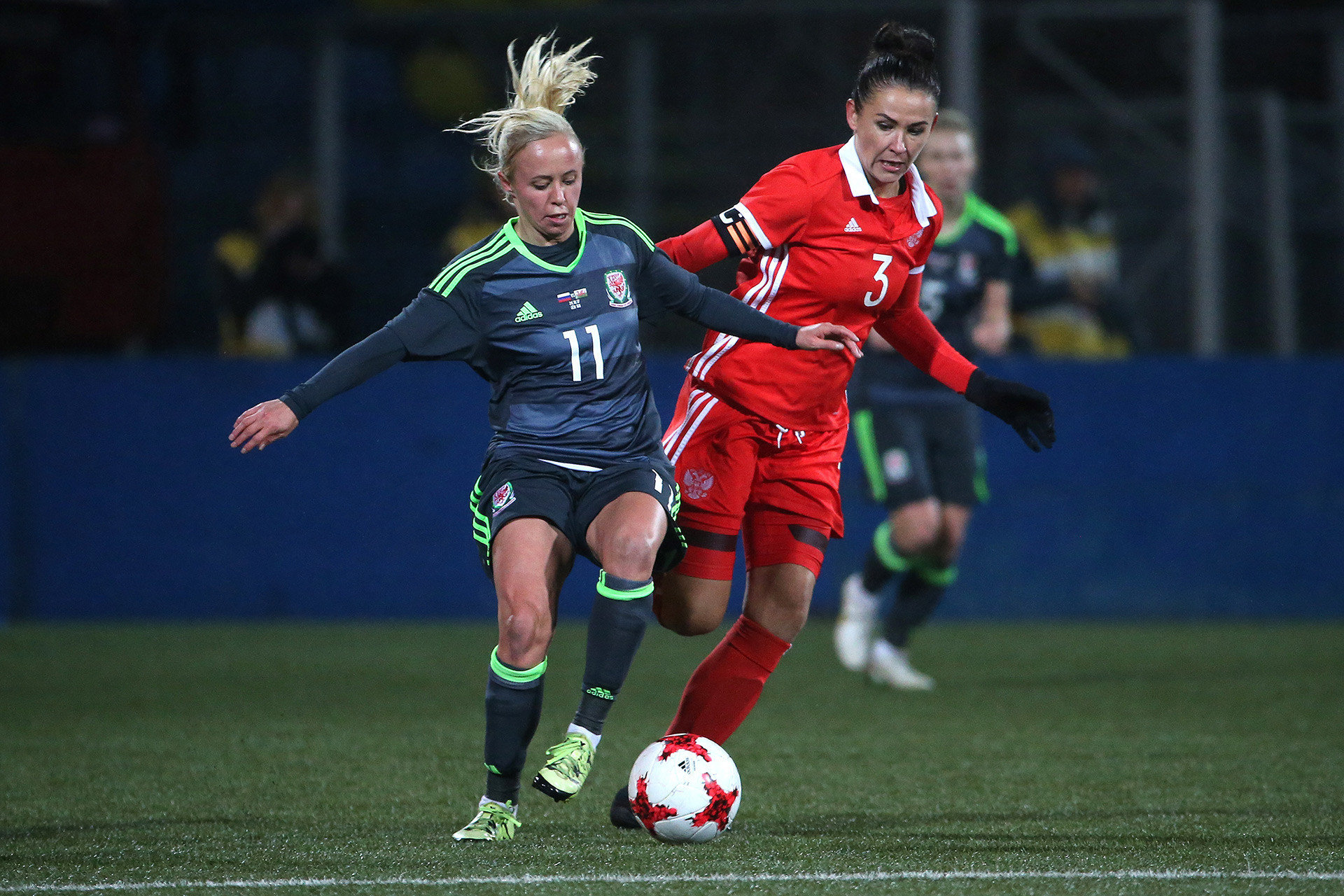  Anna Kozhnikova (kanan) dalam pertandingan Rusia vs Wales pada Kualifikasi Piala Dunia Wanita 2019.