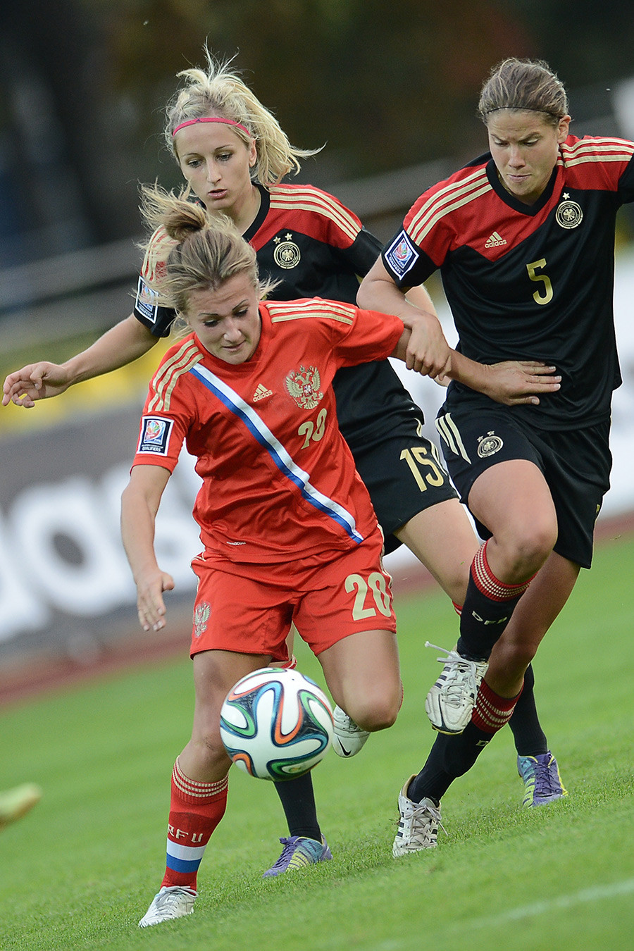 Nelli Koróvkina (a la izquierda) durante el torneo de clasificación para la Copa Mundial Femenina de Fútbol de 2015.