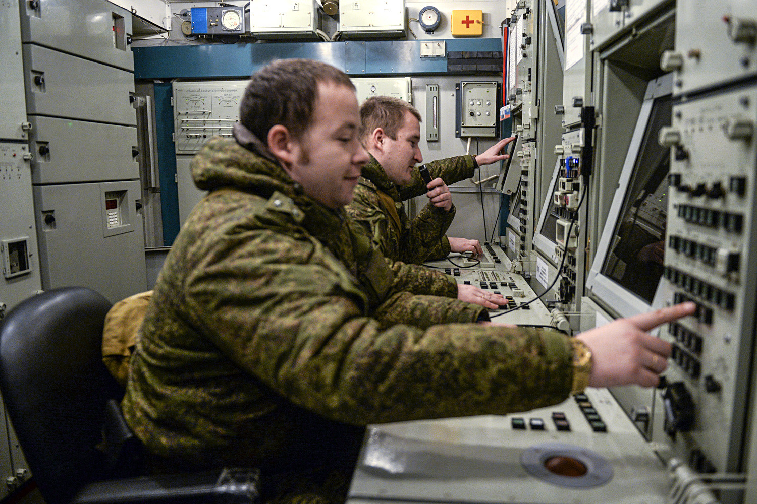 Припадници војне јединице 03216 Зеленогорског пука ПВО-ПРО за време обуке у руковању ракетним системом С-400.