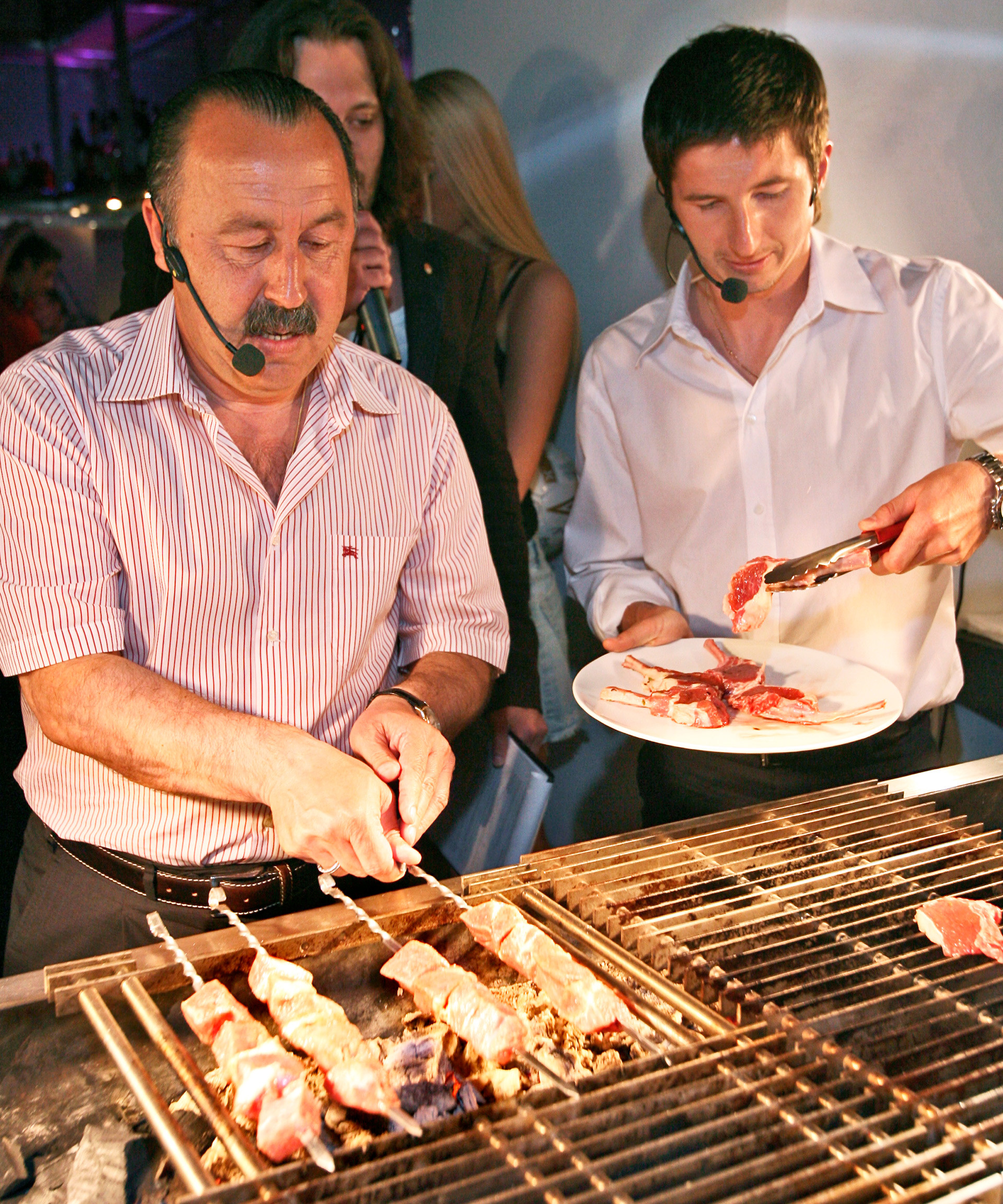 CSKA head coach and midfielder cook grilled meat in the Moscow restaurant.