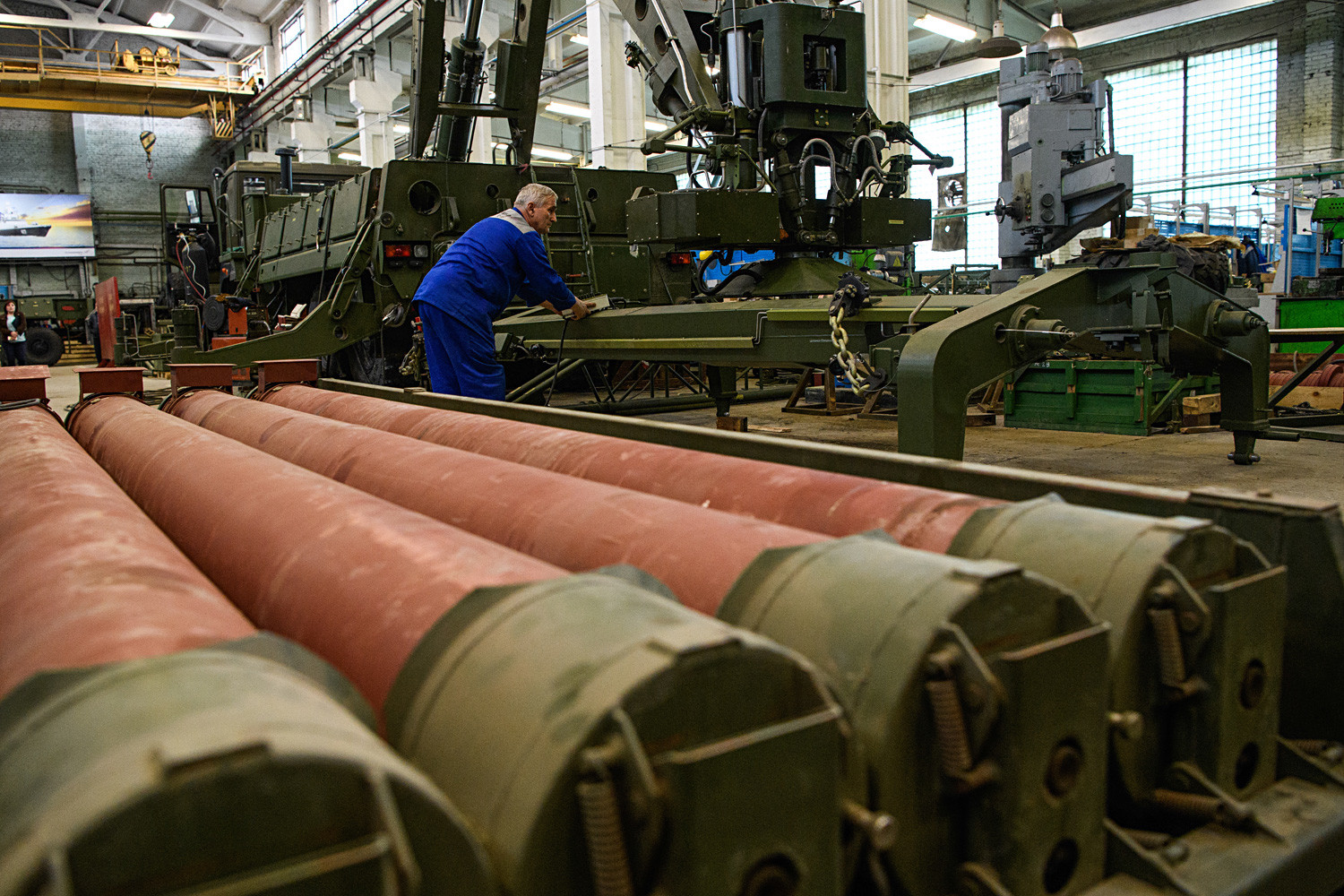 Assembling a charging machine for S-300 and S-400 Triumf anti-aircraft missile systems at the 'Start' Research and Production Enterprise. 