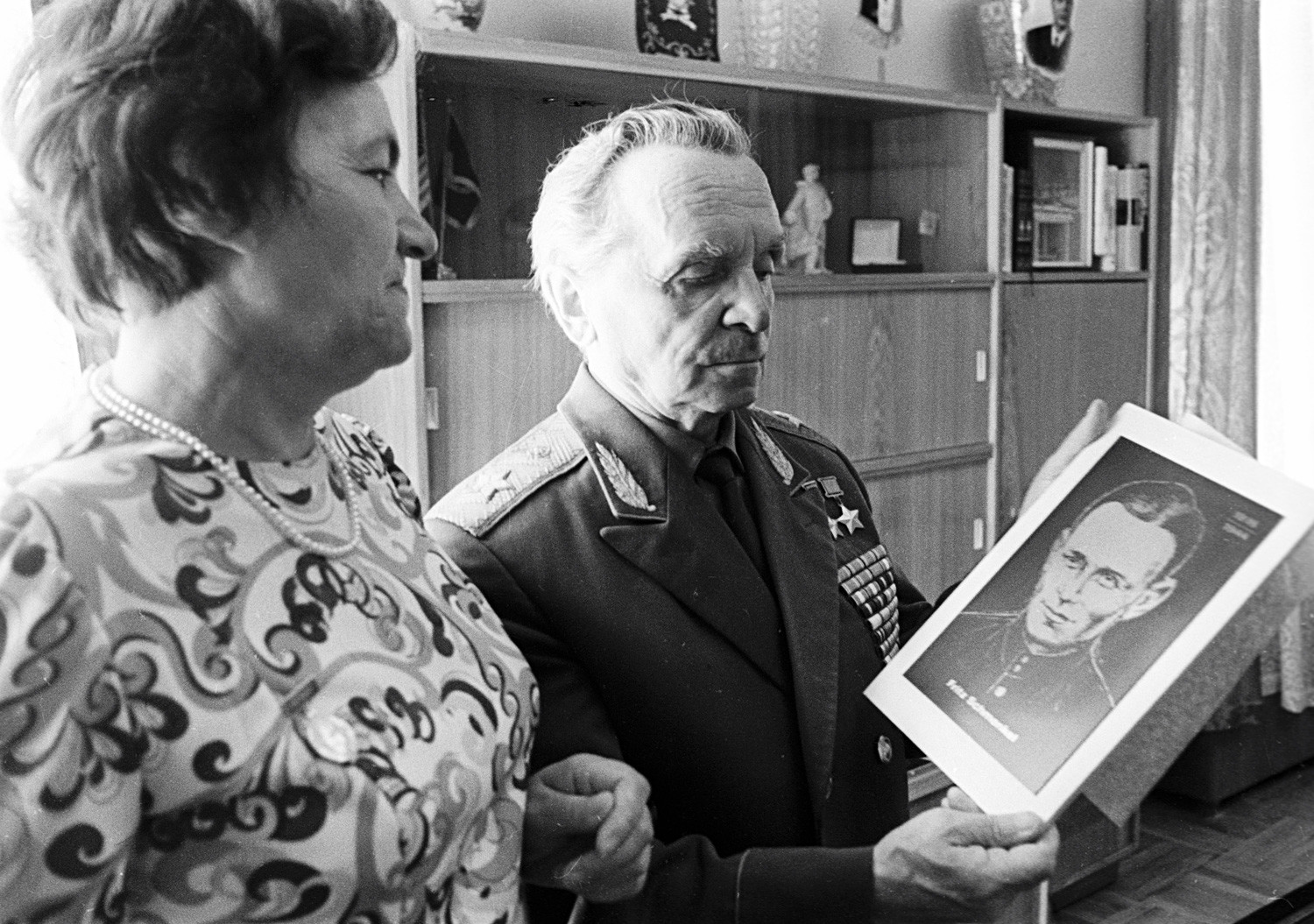 Ерна Шменкел (лево), удовица Хероја Совјетског Савеза Фрица Шменкела, уручује генералу Петру Батову (десно) слику свога мужа.