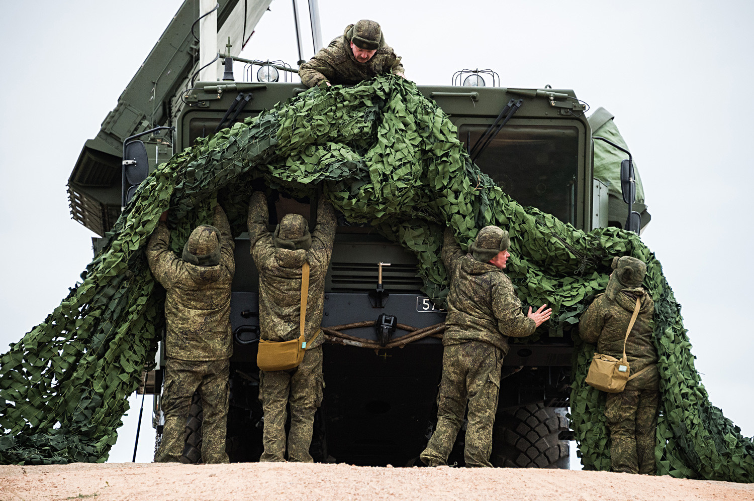 Pengisian daya S-400 saat latihan tempur militer di Moskow.
