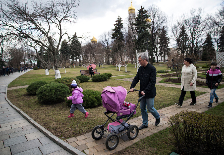 Породична шетња кроз Кремљ. У позадини је звоник Ивана Великог, Москва.