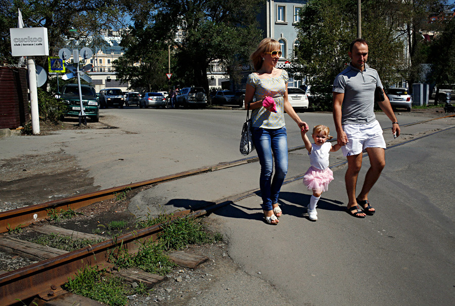 Шетња поред железничке станице у Владивостоку на истоку Русије.