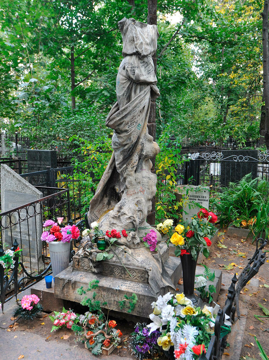 Túmulo de Bluvchtein no cemitério de Vagankovskoe, em Moscou