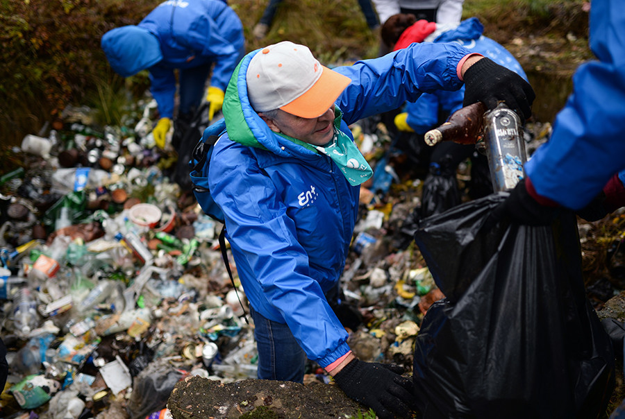 Voluntários coletam lixo às margens do Lago Baikal, no assentamento de Murino.