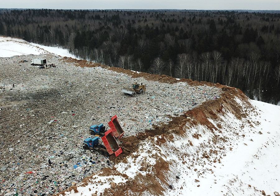 Funcionários do aterro de resíduos sólidos Iadrovo, na região de Moscou, colocam terra no local para neutralizar os odores.